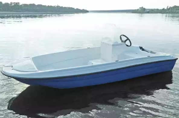 Стеклопластиковая лодка Пингвин с консолью (тримаран) в Кирове