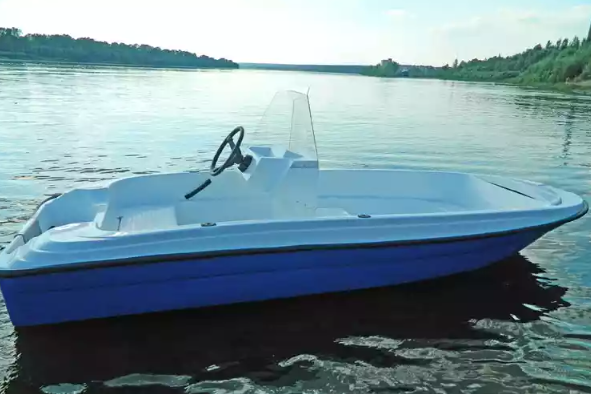 Стеклопластиковая лодка Пингвин с консолью (тримаран) в Кирове