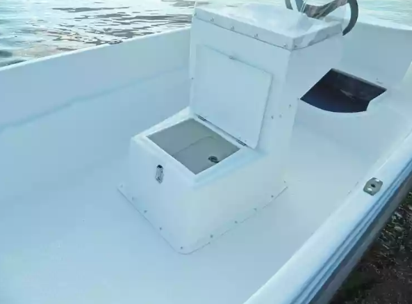 Стеклопластиковая лодка Пингвин с консолью (тримаран) в Кирове