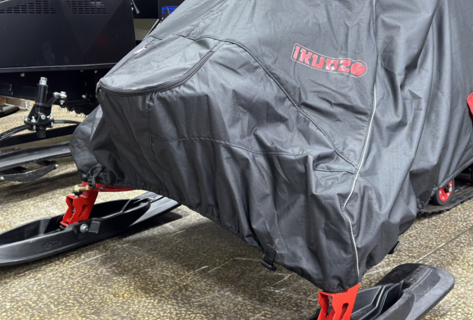 Чехол транспорт. снегохода IKUDZO HUNTER черно-красный Оксфорд ПРЕМИУМ качества с лого IKUDZO в Кирове