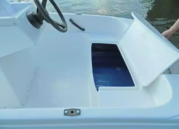 Стеклопластиковая лодка Пингвин с консолью (тримаран) в Кирове